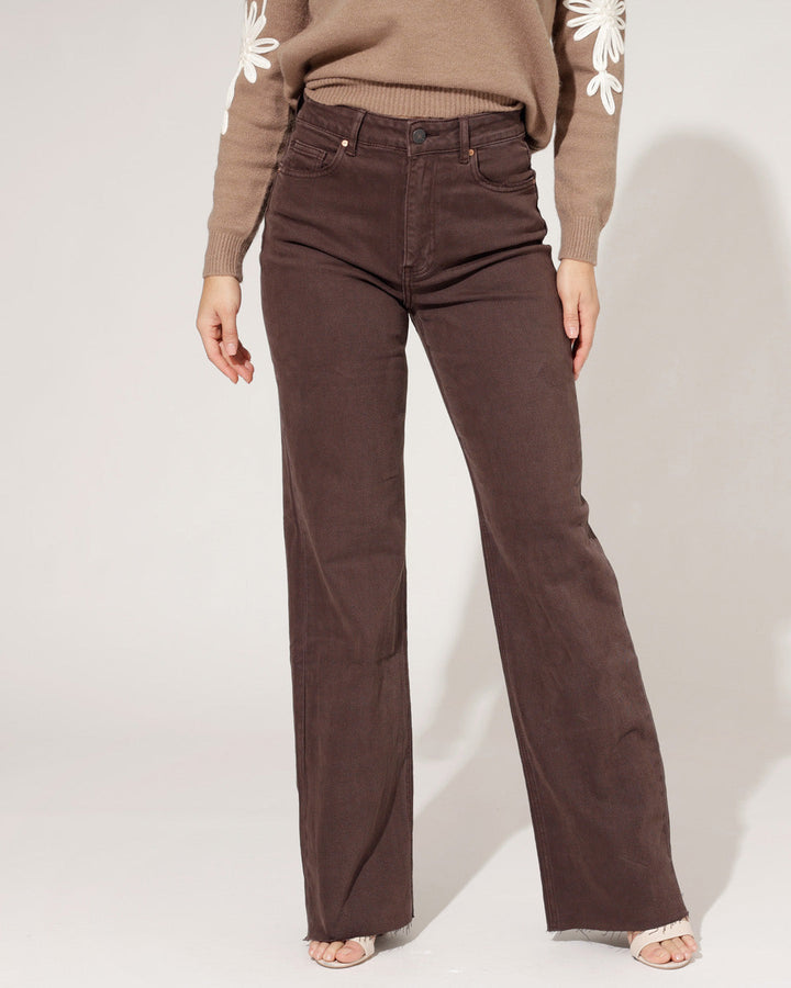Jeans donna vita alta gamba larga marrone scuro con orlo grezzo, stile casual e moderno.