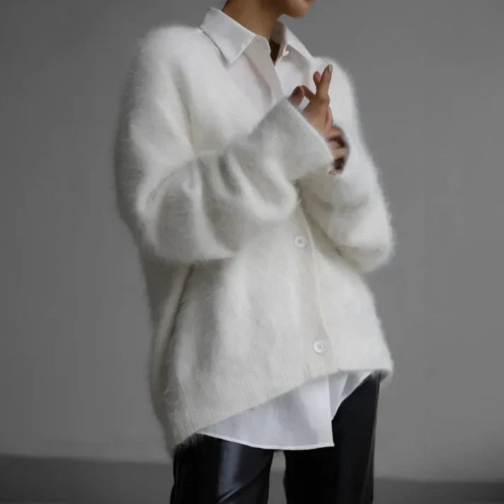 Cardigan lungo oversize da donna con scollo a V profondo e chiusura a bottoni. Ideale per look moderni e comodi.