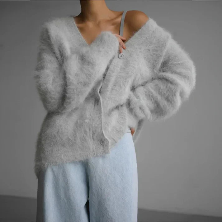 Cardigan donna oversize a V con bottoni, tessuto confortevole. Ideale per un tocco di eleganza o casual chic.