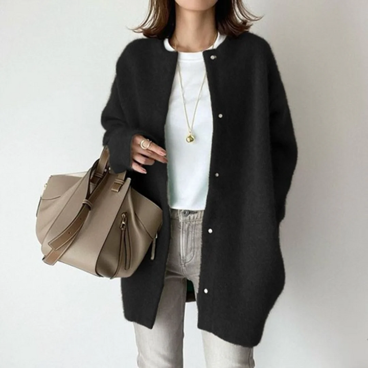 Cardigan donna oversize lungo, capo versatile per un look casual elegante e confortevole di maglieria.