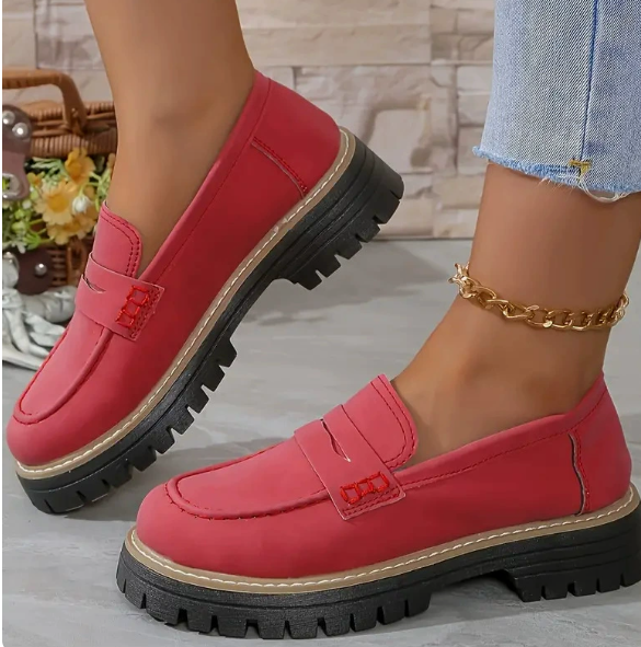 Mocassini donna versatili con suola spessa e tacco. Scarpe eleganti e comode, ideali per moda e ufficio.