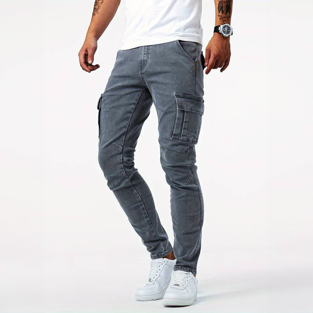 Jeans cargo slim fit da uomo blu con tasche laterali, ideali per look casual quotidiani.