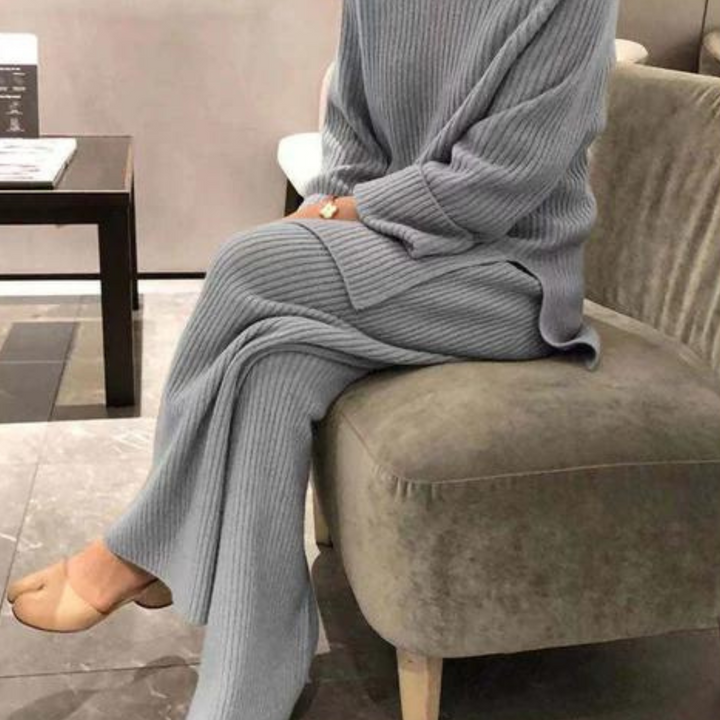 Set completo donna maglione e pantaloni in maglia, look casual e confortevole. Abbigliamento versatile per autunno.