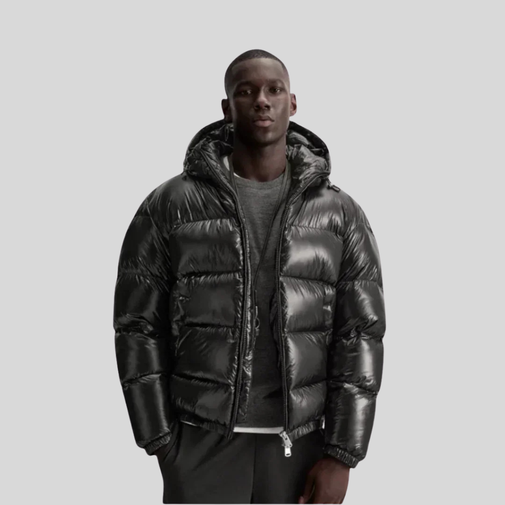 Piumino nero uomo invernale, parka isolato e caldo per un look casual ed elegante.