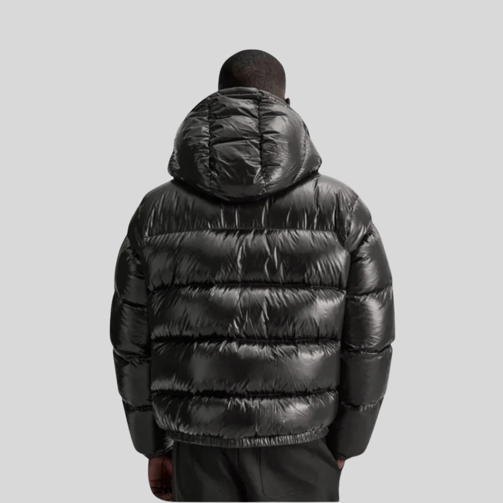 Giacca piumino invernale uomo nera, parka caldo e isolante ideale per protezione dal freddo.