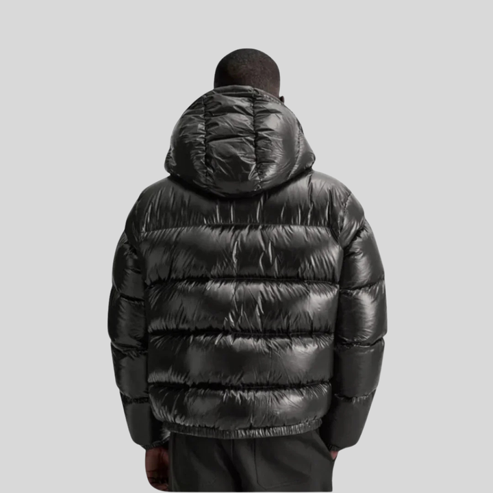 Giacca piumino invernale uomo nera, parka caldo e isolante ideale per protezione dal freddo.