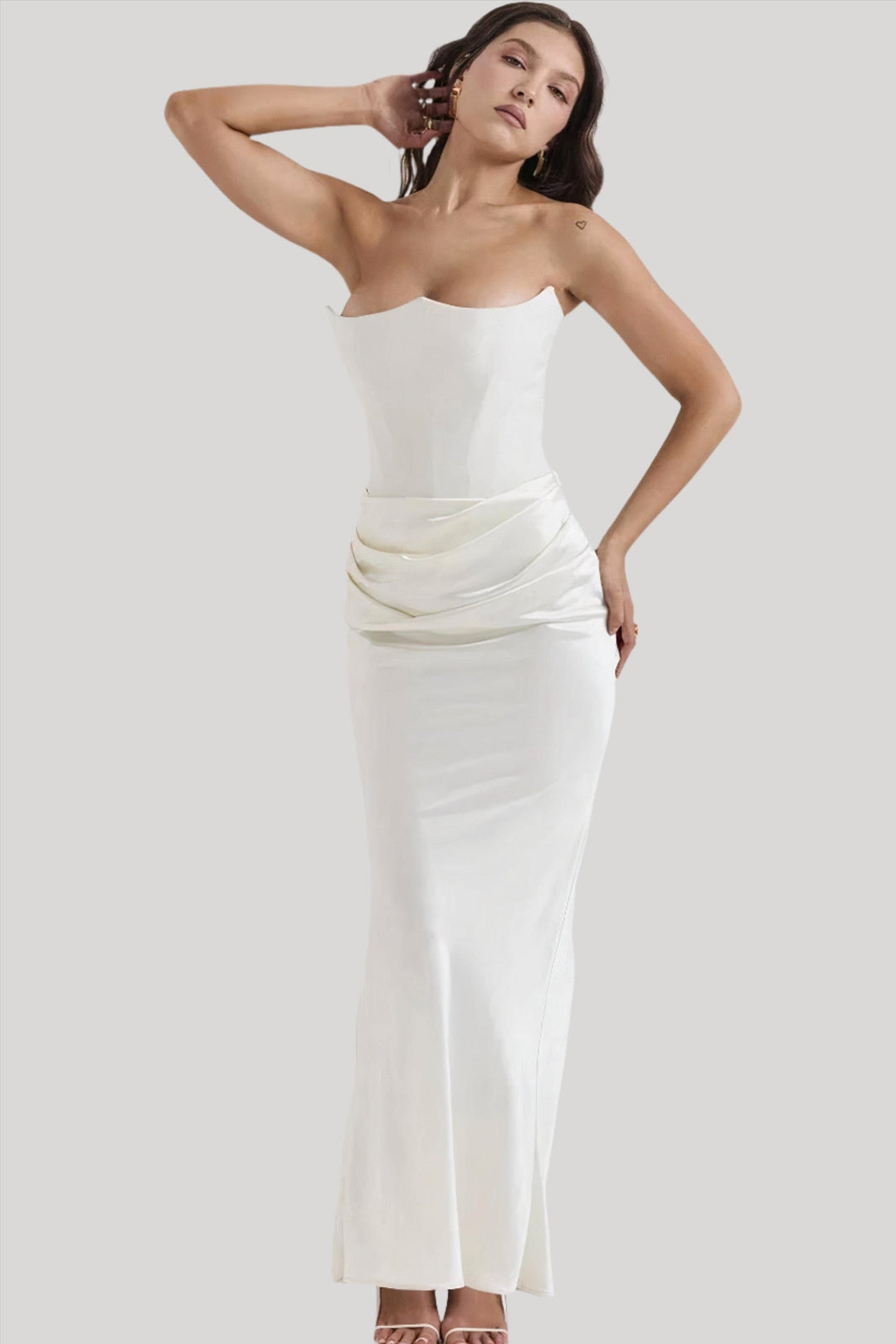 Abbigliamento formale donna: abito maxi elegante senza spalline, un must-have per la moda serata.