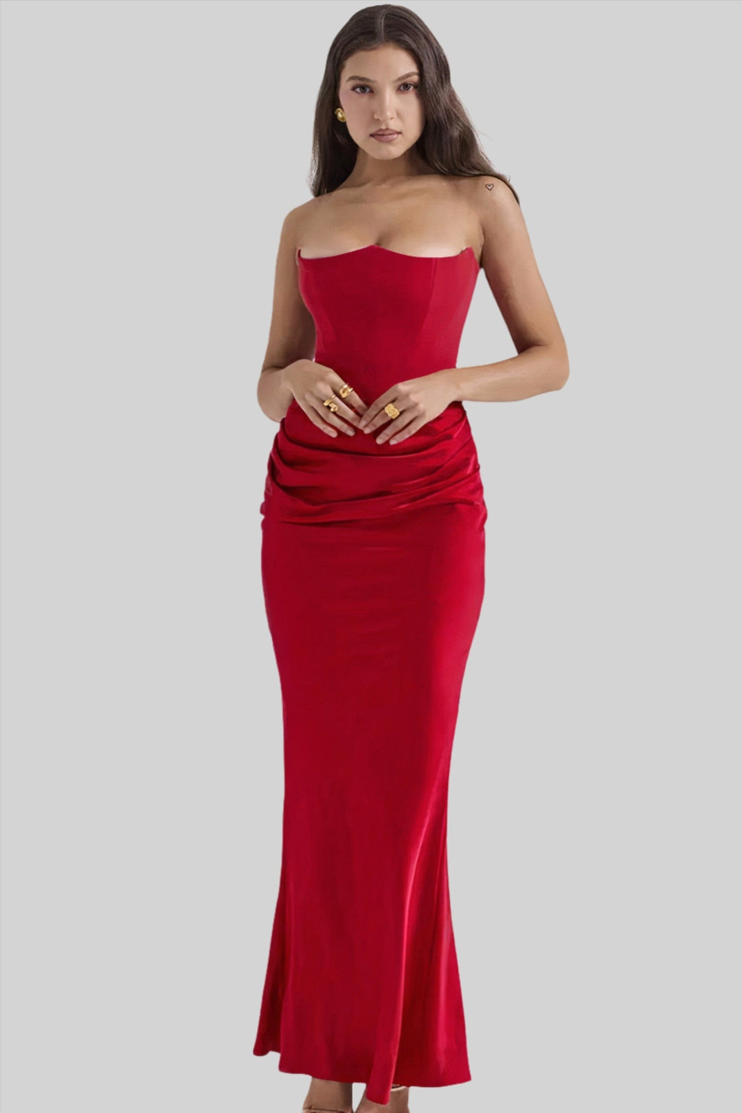 Maxi dress elegante rosso/nero/bianco, senza spalline, per un tocco di classe in ogni occasione formale.