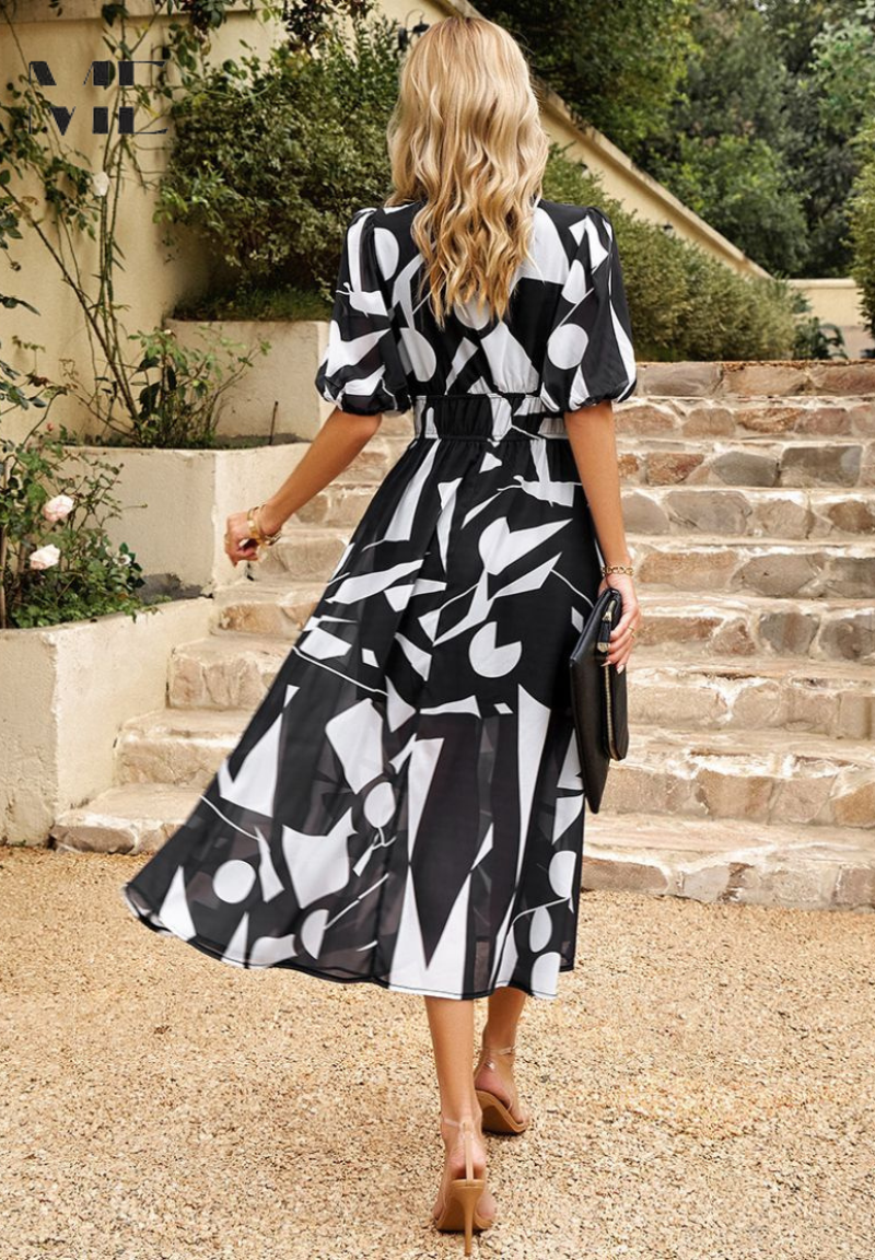 Vestito floreale midi per donna con scollo a V, design elegante e estivo.