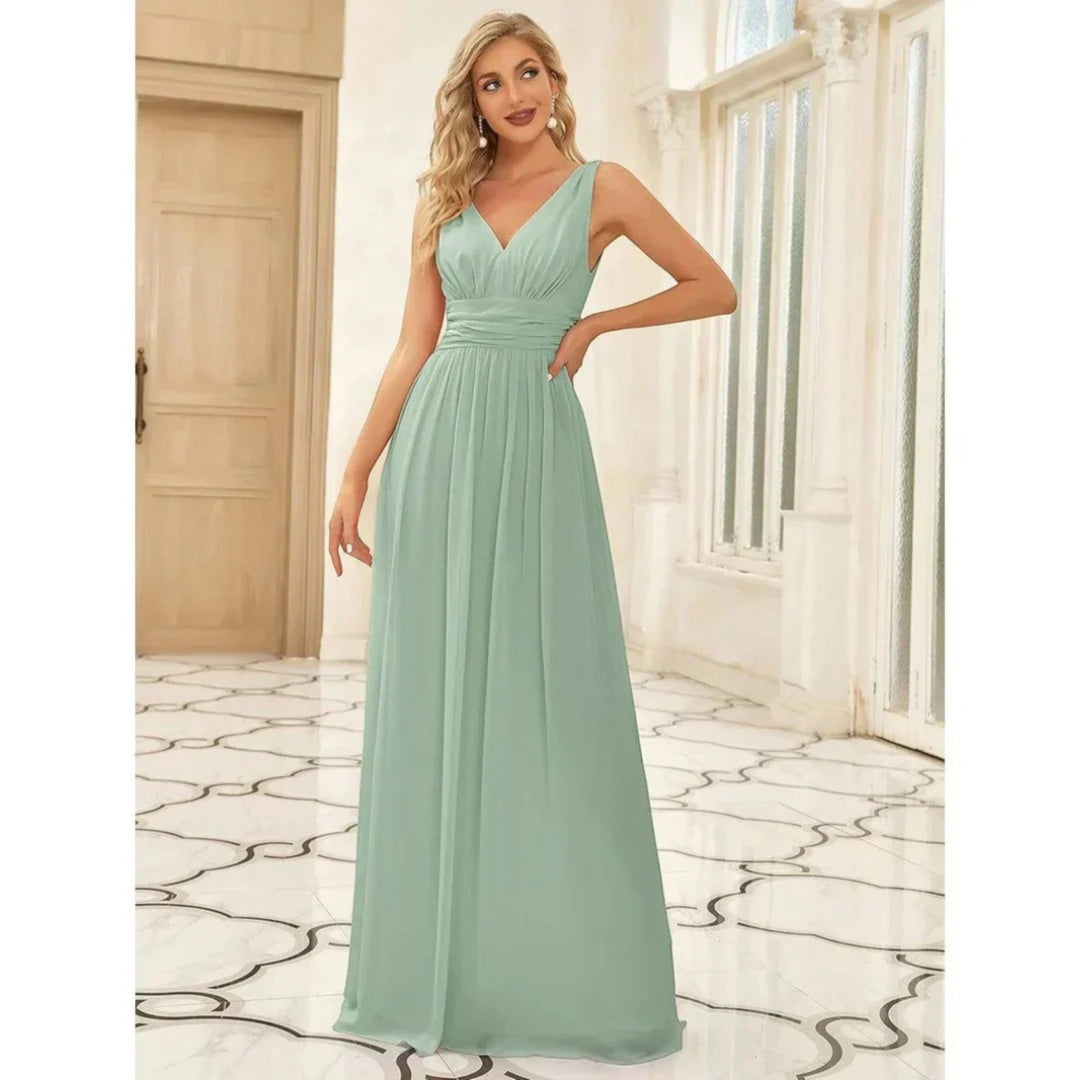 Abito maxi elegante donna con scollo a V, perfetto per serate estive e cerimonie primaverili.