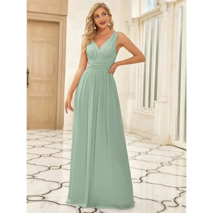 Abito maxi elegante donna con scollo a V, perfetto per serate estive e cerimonie primaverili.