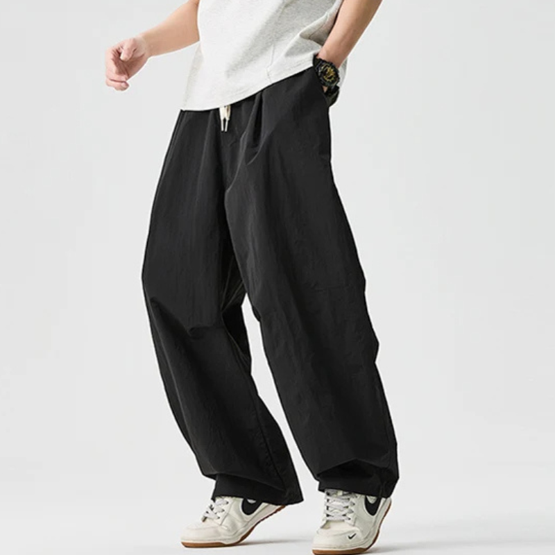 Pantaloni jogger uomo, gamba larga, coulisse. Comfort casual per tempo libero. Abbigliamento uomo versatile.