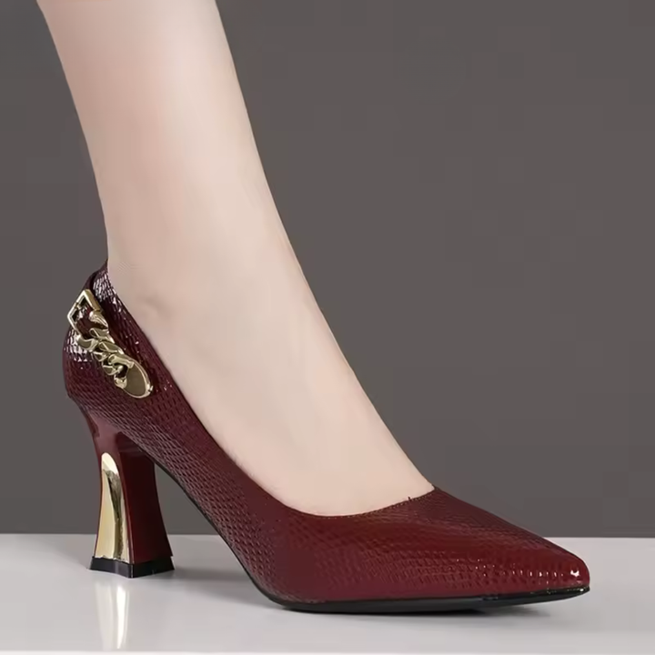 Scarpe décolleté eleganti da donna nere con tacco dorato. Punta raffinata e comfort imbottito per tutta la giornata.
