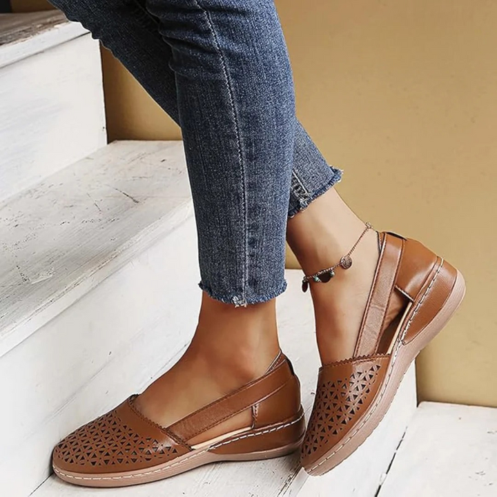 Sandali donna comodi, design traforato per traspirabilità, perfetti per la pianta larga e uso casual.