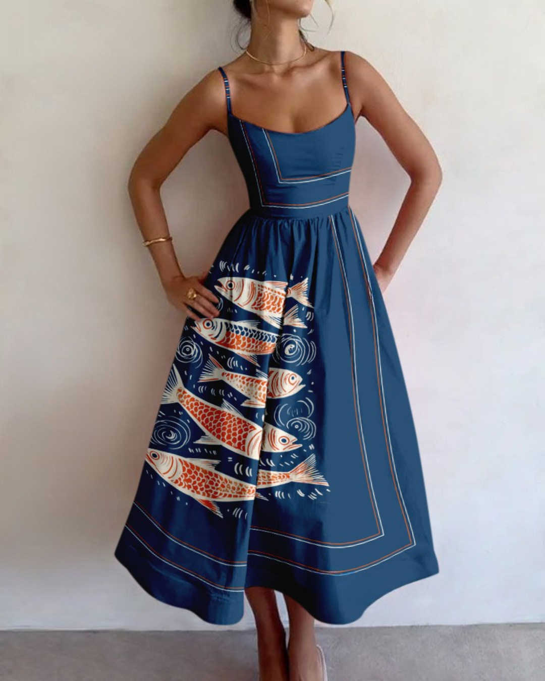 Abito midi donna elegante a stampa astratta di pesci, raffinato e versatile per eventi estivi.