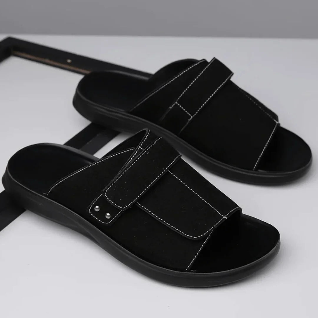Scarpe aperte uomo estive, sandali regolabili per massimo comfort. Design moderno per moda uomo.