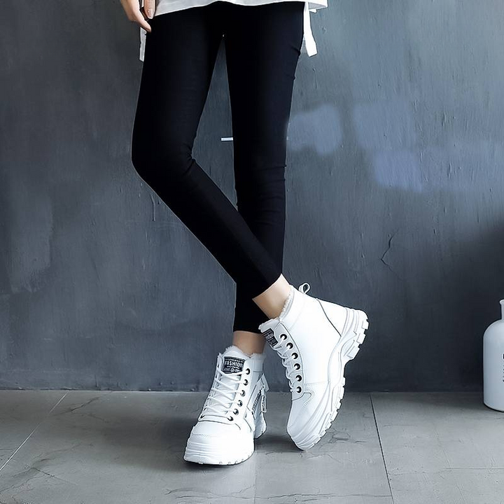 Stivaletti invernali donna alla caviglia, caldi e comodi, con lacci. Ideali per look invernali chic e confortevoli.