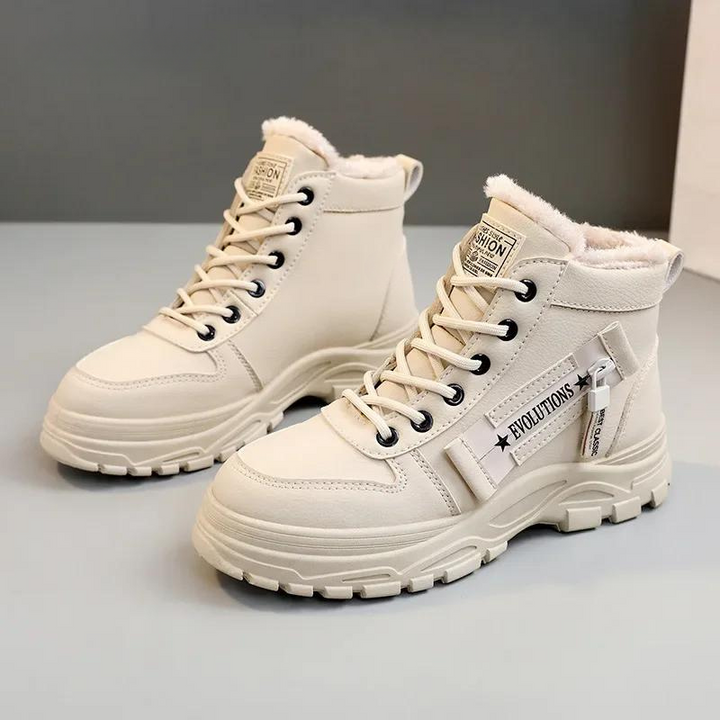Stivaletti invernali donna eleganti e caldi, con design moderno e pratici lacci per un comfort ottimale.