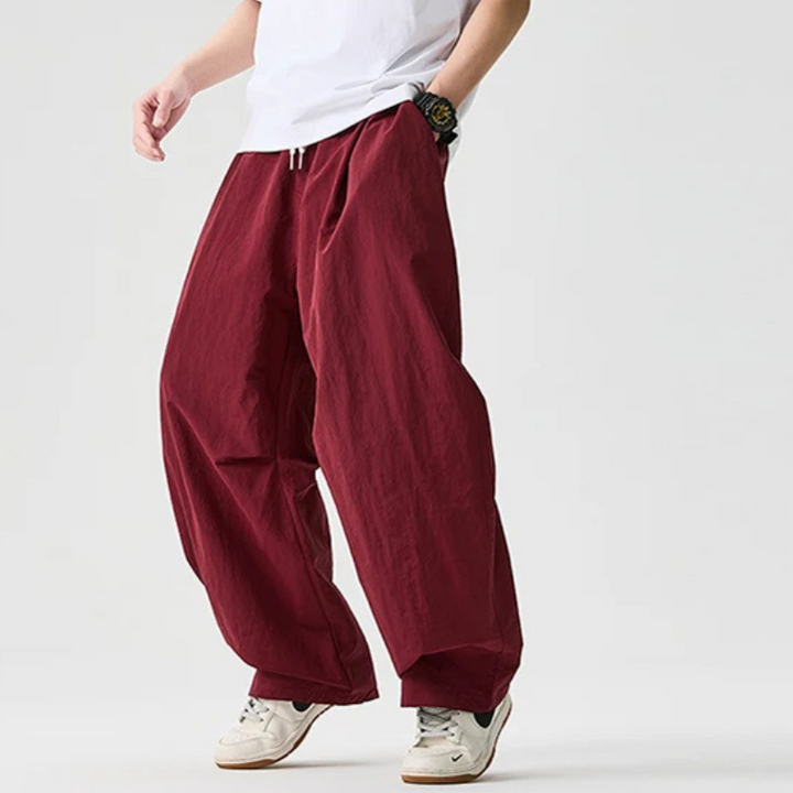 Pantaloni jogger uomo a gamba larga con coulisse, perfetti per un look casual-sportivo e comodo.