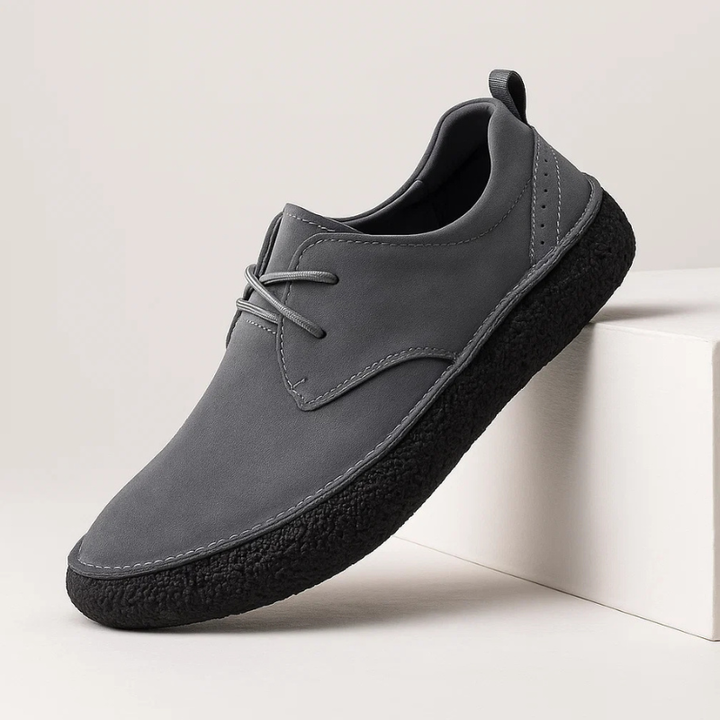 Scarpe basse uomo nere, stile classico. Comodità e versatilità per ogni outfit maschile.