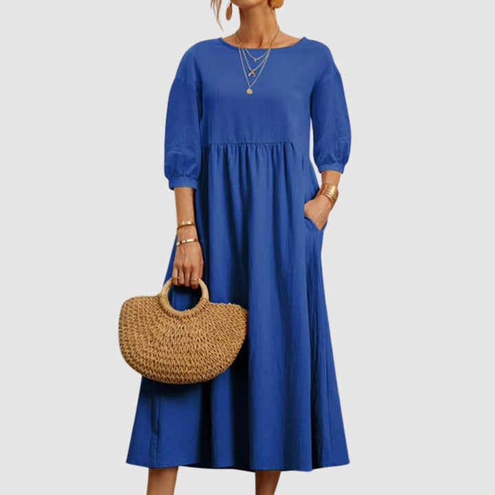 Abito lungo soffice che cade morbido su donna, vestito autunnale comodo, versatile e alla moda.