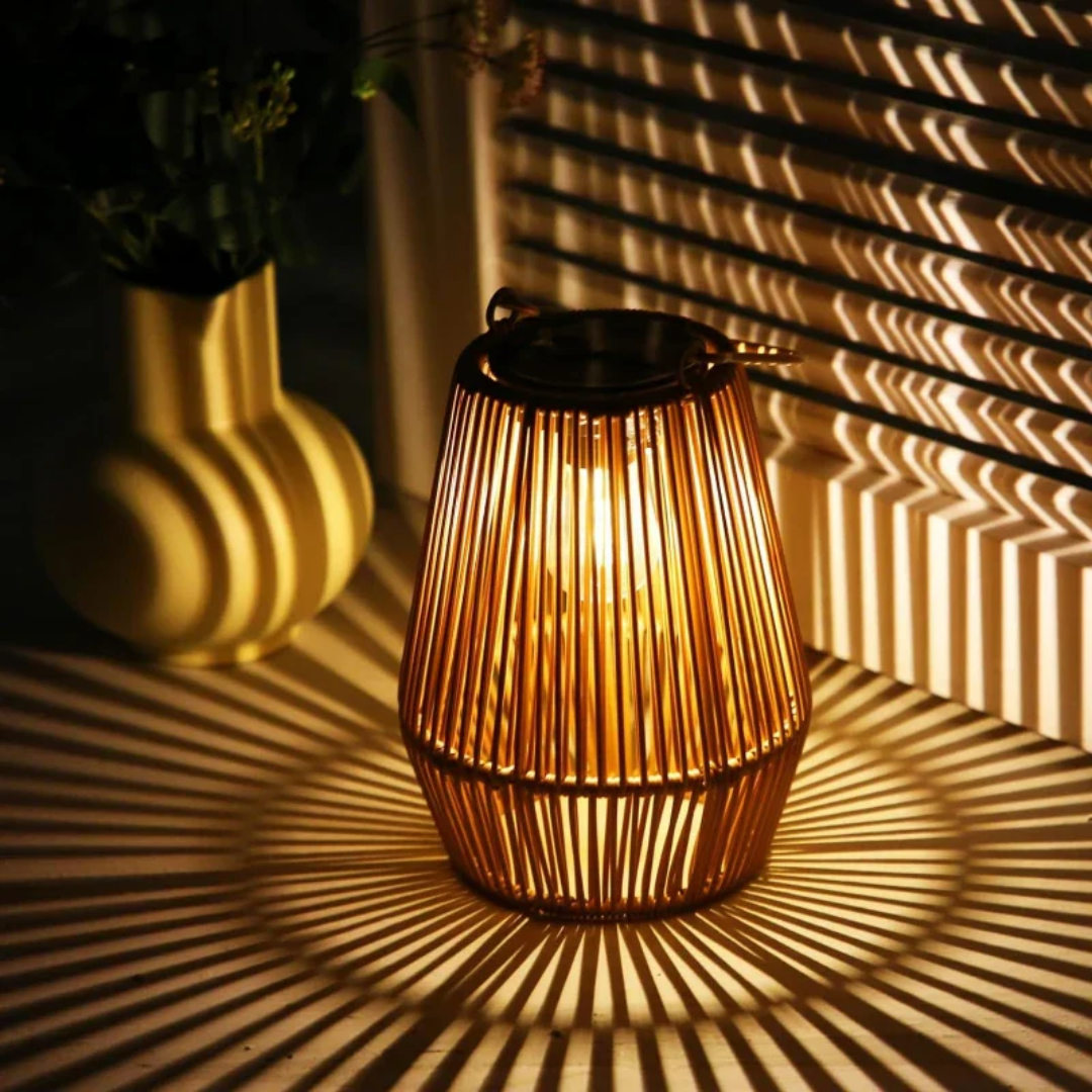 Lanterna da giardino solare LED impermeabile, ideale per illuminare esterni. Design durevole ed ecologico.
