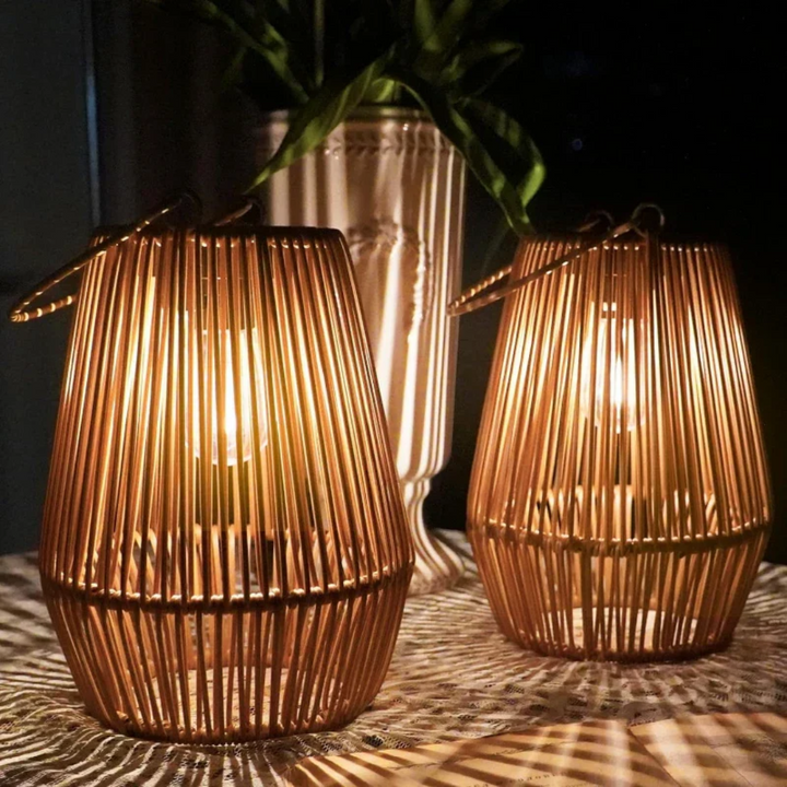 Robusta lanterna solare LED per giardino esterno, resistente alle intemperie. Installazione facile, illuminazione ecologica.