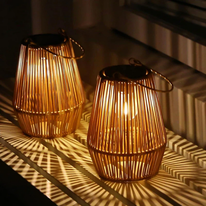 Decorativa lanterna solare LED per giardino, crea un'atmosfera calda. Perfetta illuminazione esterna artigianale.