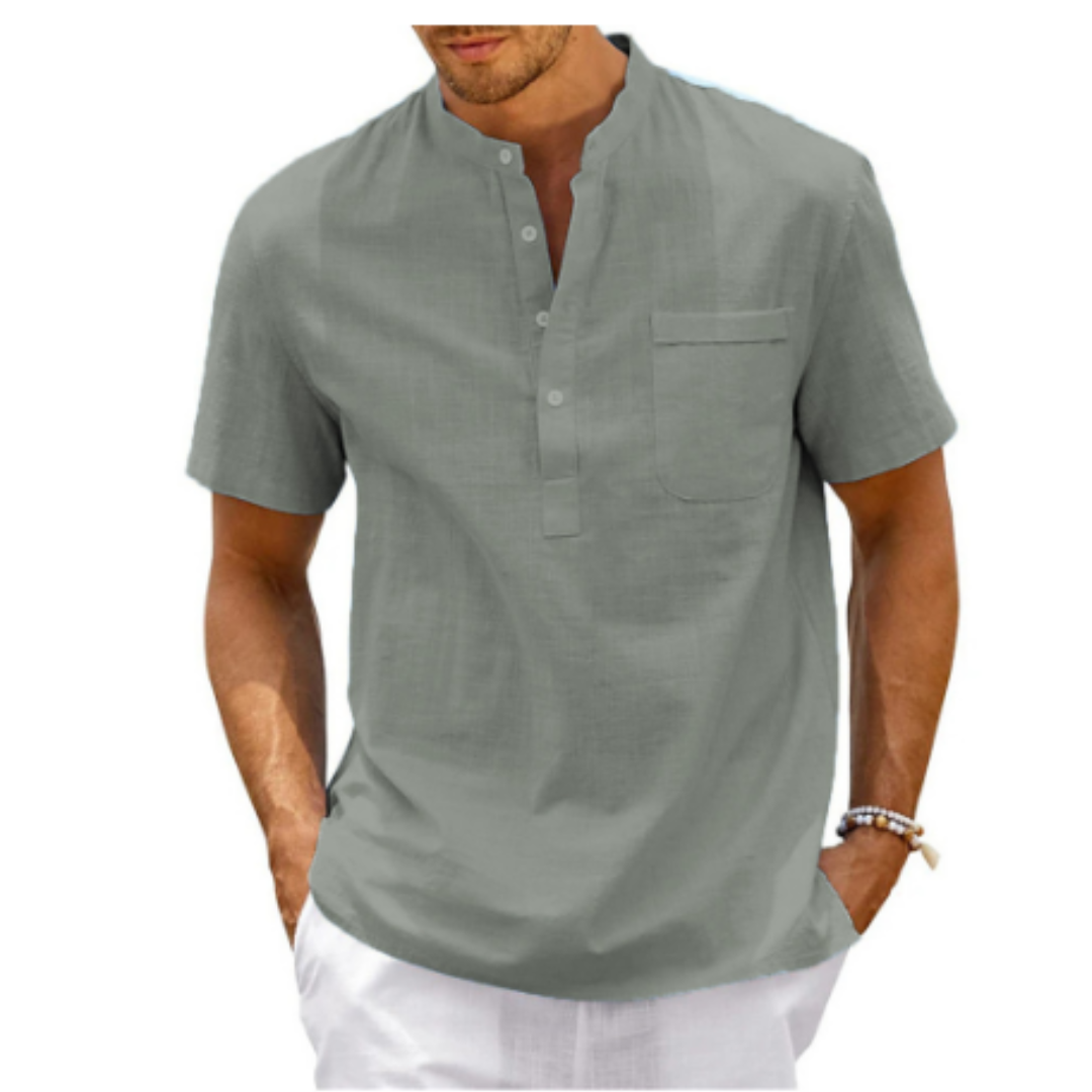 Uomo indossa camicia casual elegante a manica lunga. Stile moderno e confortevole per abbigliamento maschile versatile.