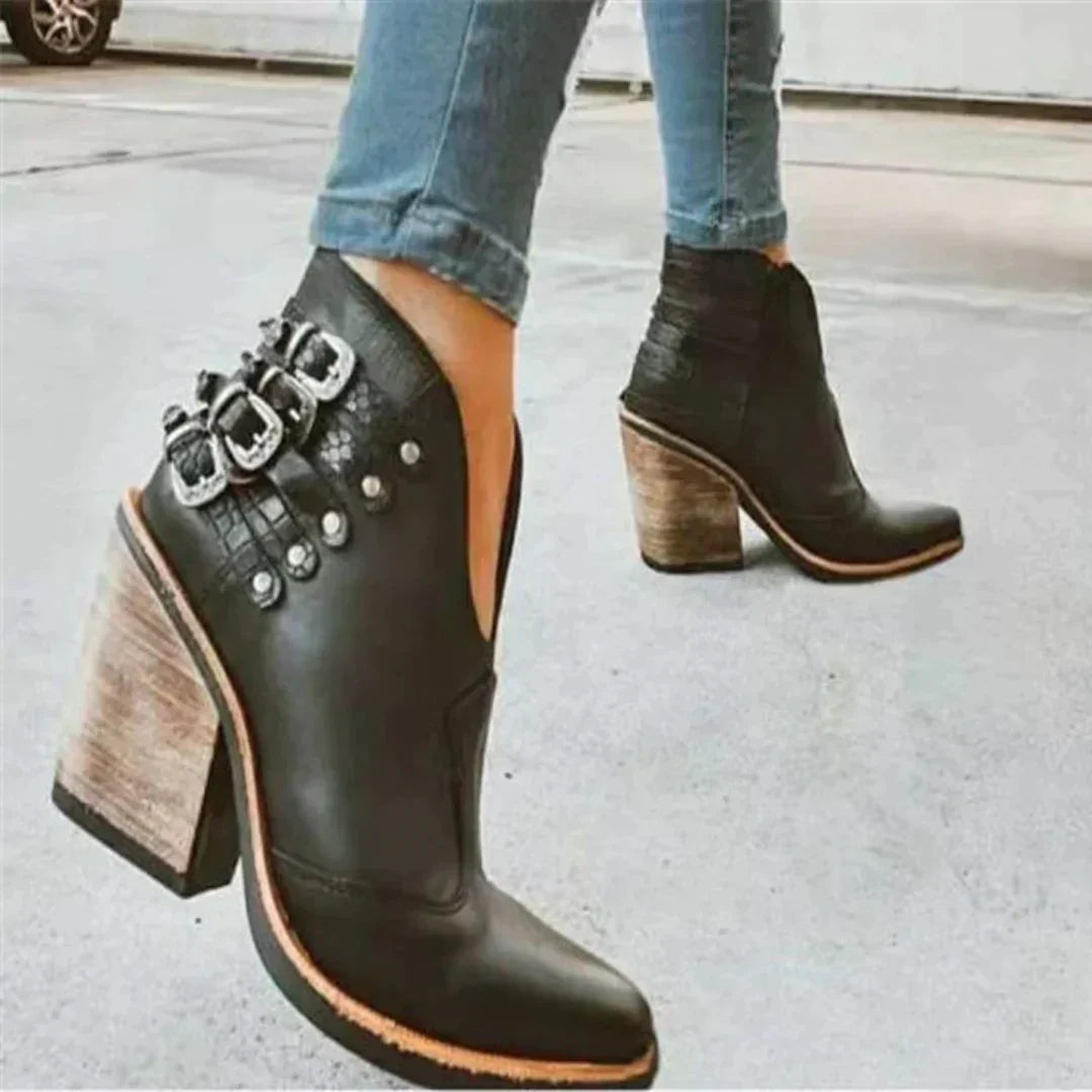 Eleganti stivali bohémien da donna con tacco, ideali per la moda casual. Offrono comfort e stile unico.