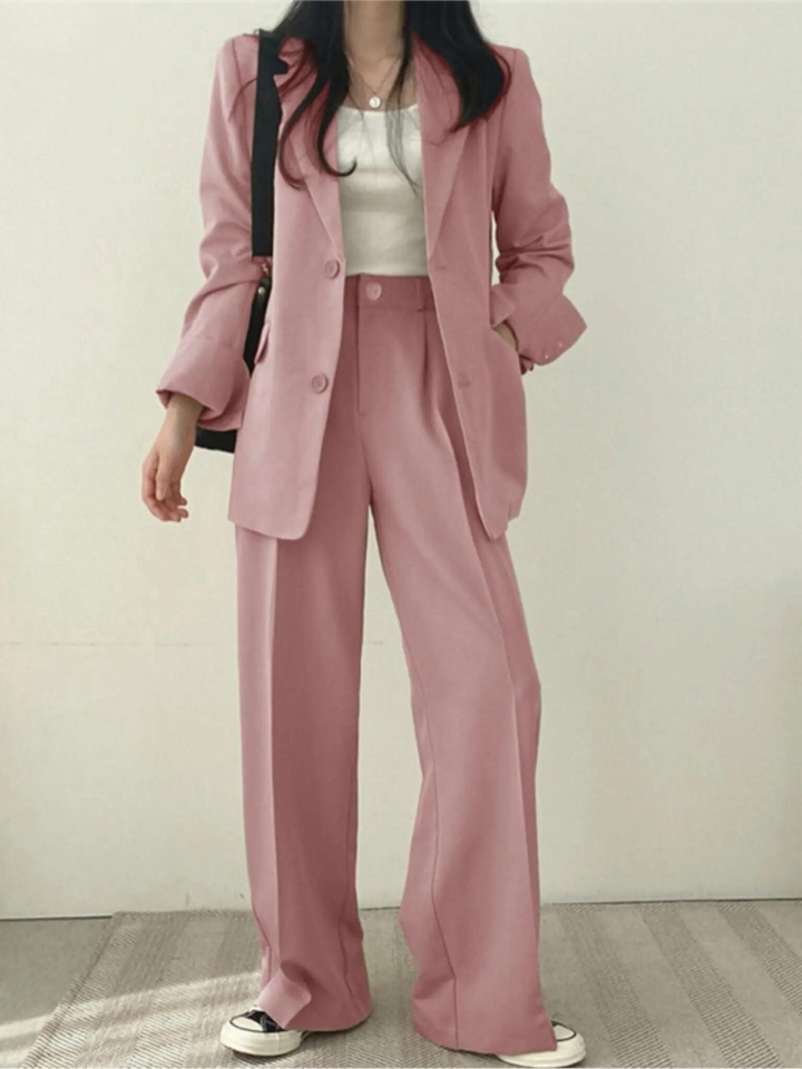 Completo donna casual chic due pezzi, giacca blazer e pantalone, per un outfit versatile e alla moda.