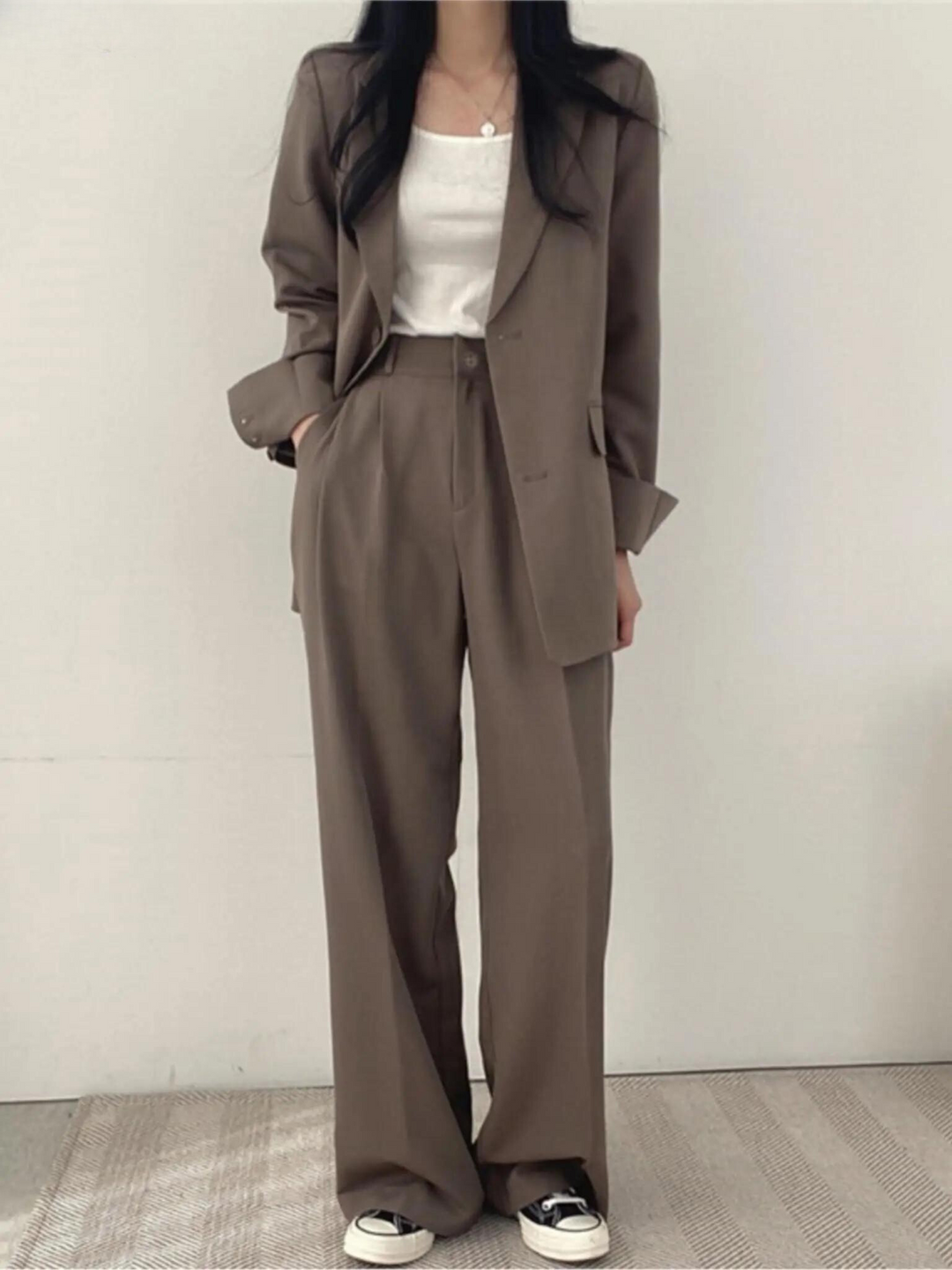 Tailleur donna elegante due pezzi, blazer e pantalone, perfetto per eventi formali o meeting di lavoro.