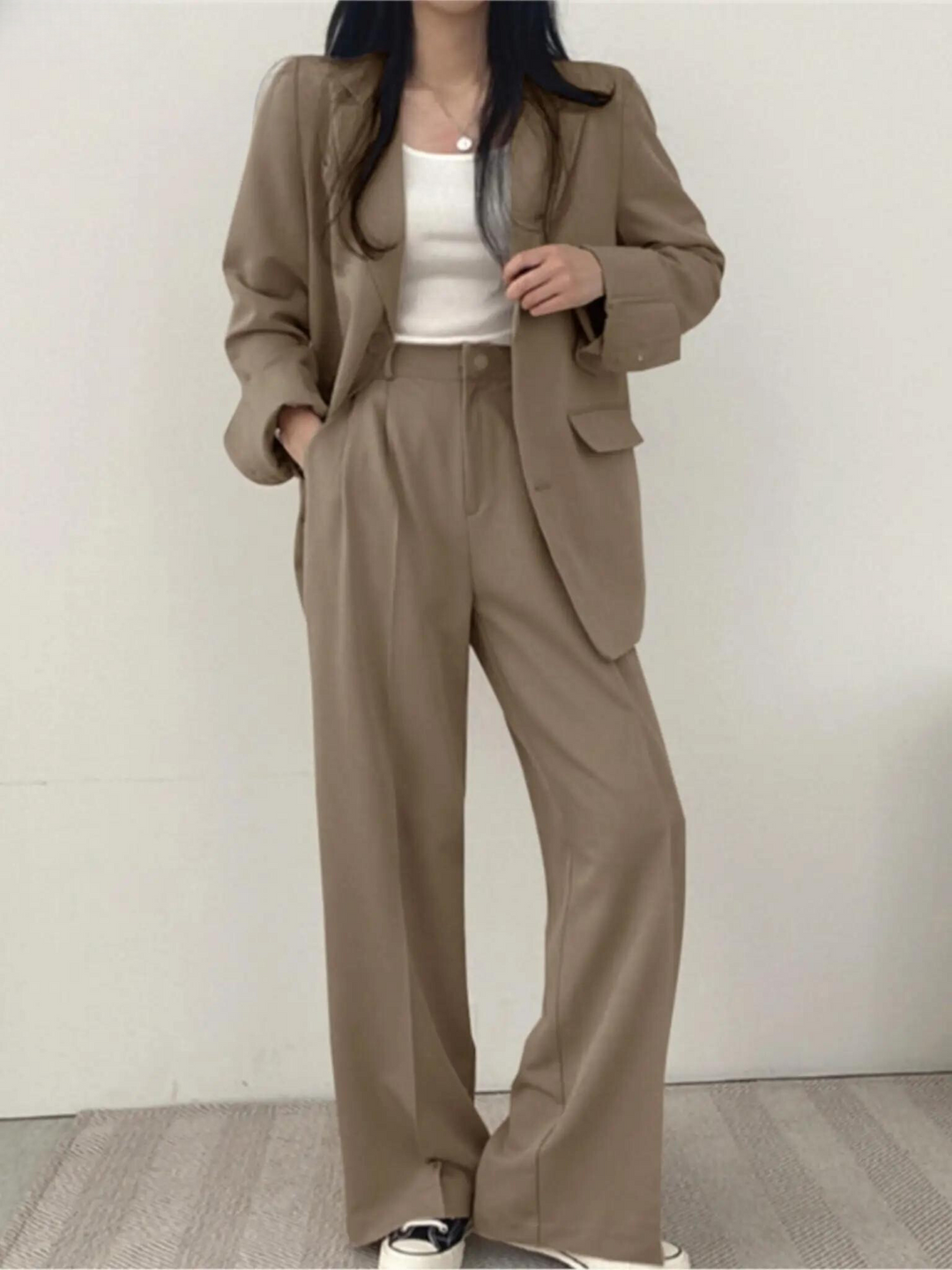 Completo due pezzi donna alla moda, blazer e pantalone, per un outfit versatile e contemporaneo.