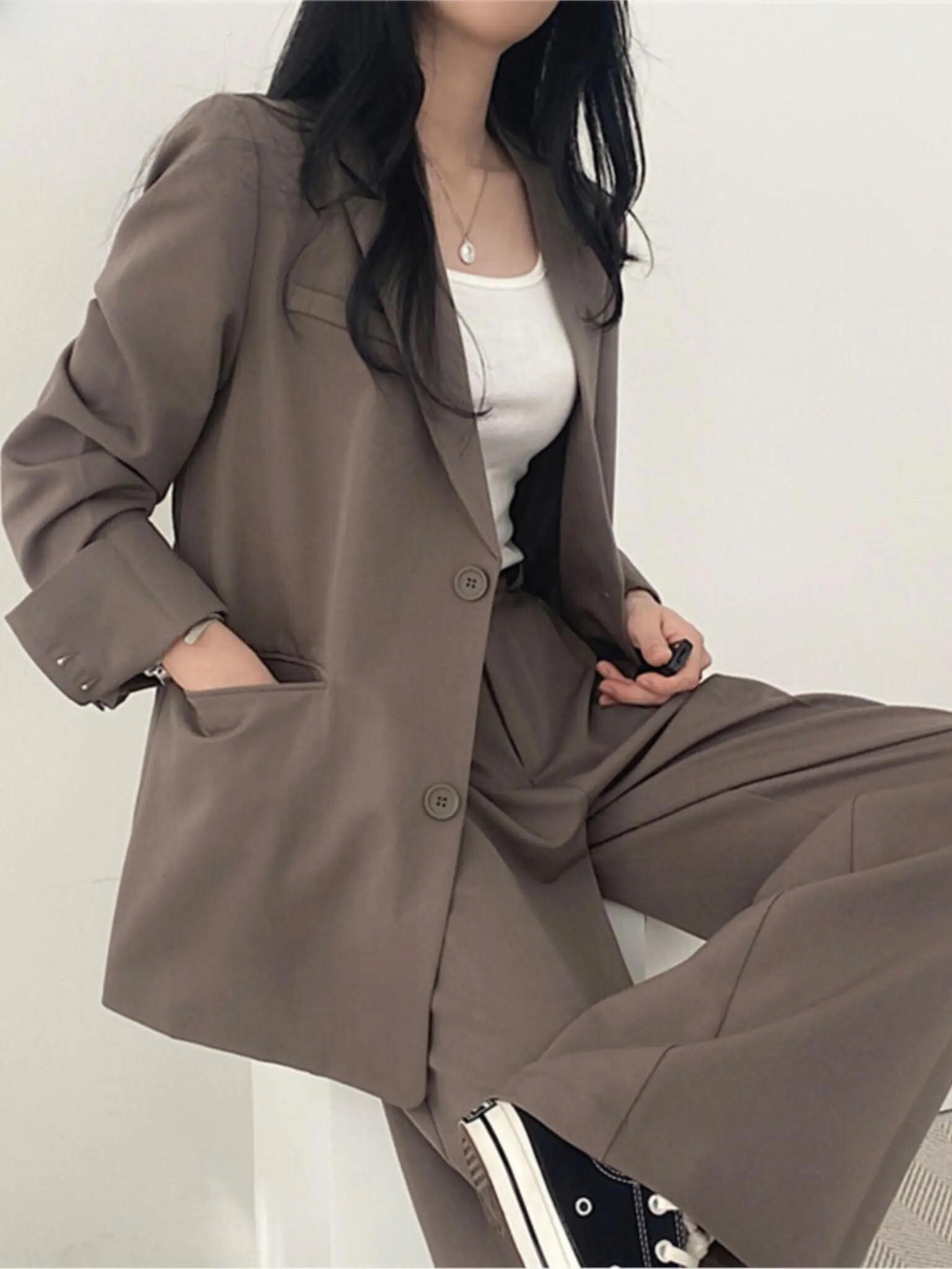 Completo business donna due pezzi, blazer e pantalone, ideale per look professionali e riunioni.