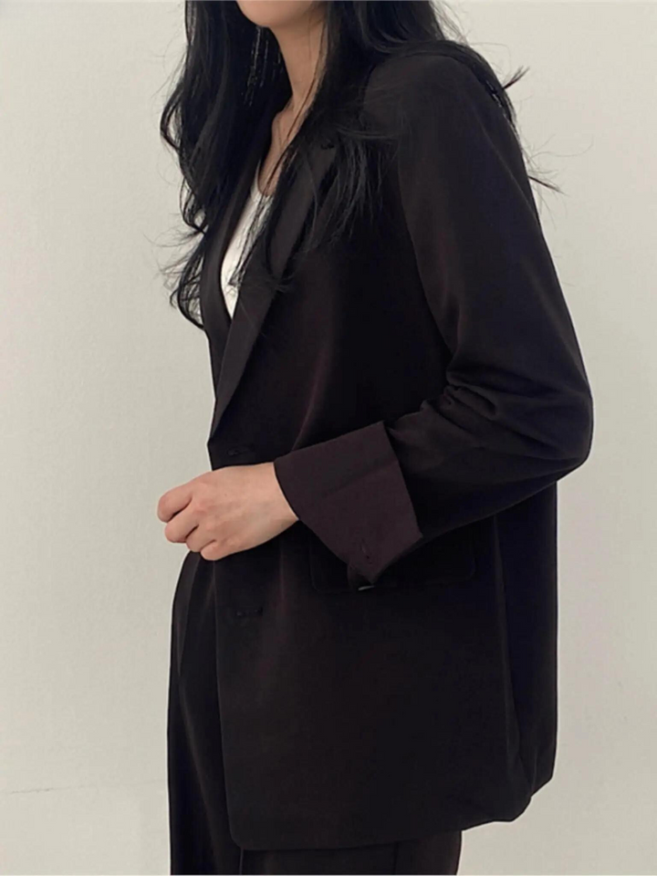 Completo donna elegante e casual, due pezzi con blazer e pantalone, per un look versatile e raffinato.