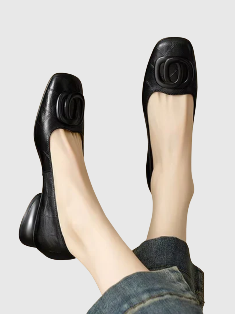 Ballerine donna punta quadrata, scarpe basse versatili e comode, ideali per look casual chic dalla mattina alla sera.