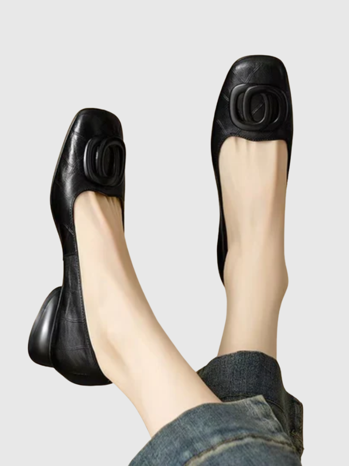 Ballerine donna punta quadrata, scarpe basse versatili e comode, ideali per look casual chic dalla mattina alla sera.