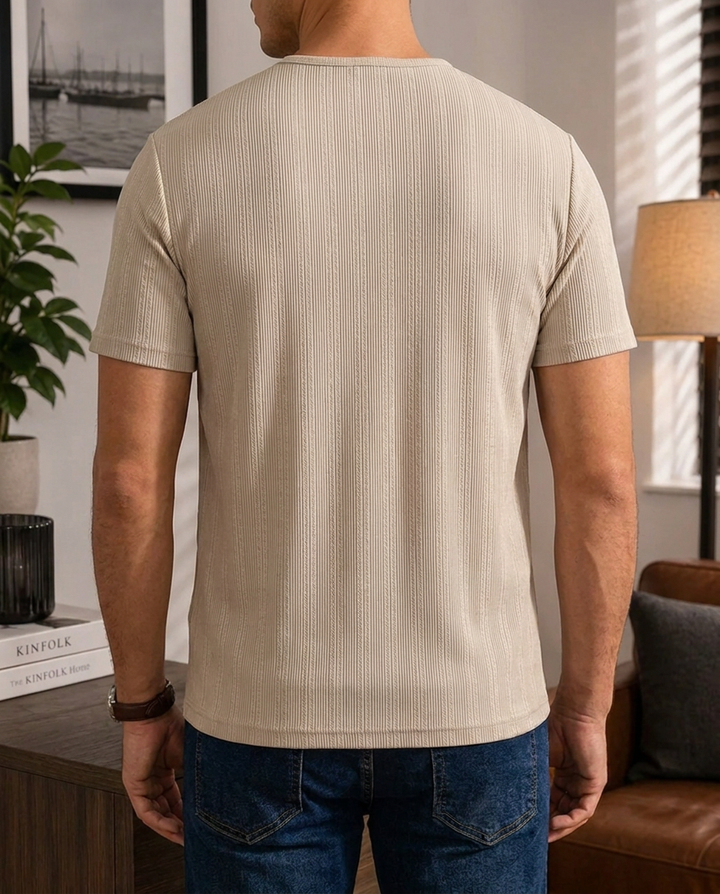 Henley uomo moda estiva con righe sottili, manica corta. Perfetta per eleganza casual e stile rilassato.