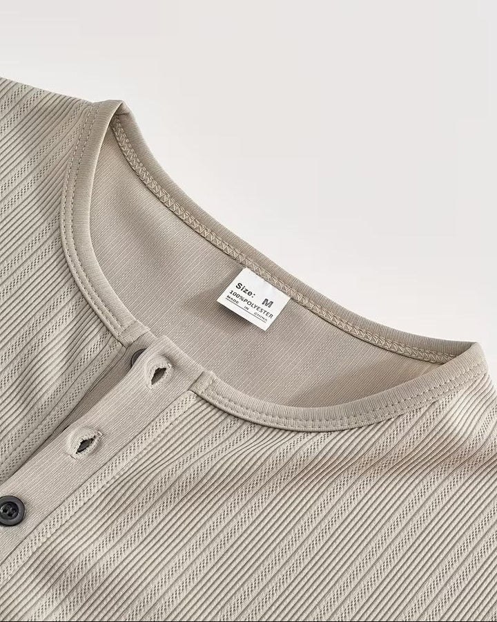 Maglietta Henley uomo blu a righe sottili, manica corta. Stile estivo chic, ideale per outfit rilassati.
