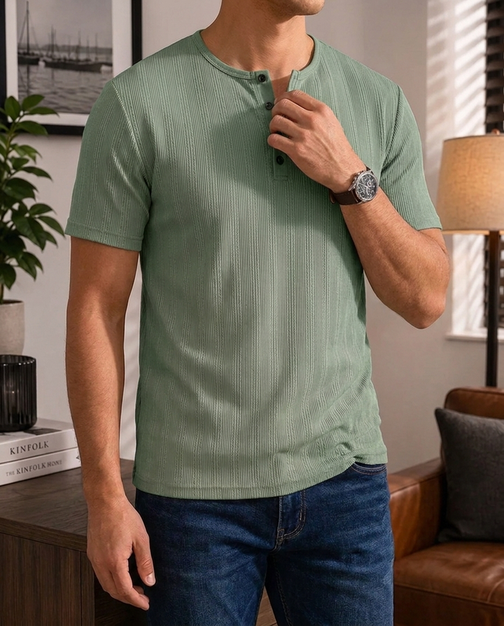 Henley uomo grigia a righe sottili, manica corta. Look casual per primavera estate, abbigliamento versatile.