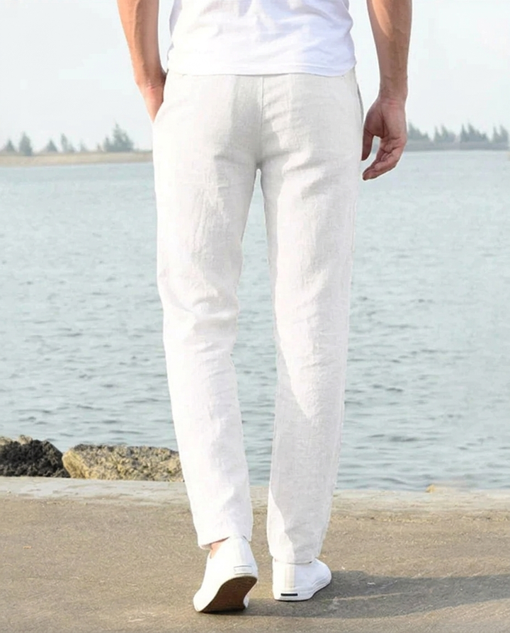 Pantaloni uomo leggerissimi e traspiranti, ideali per un look casual estivo, comodi per il relax.