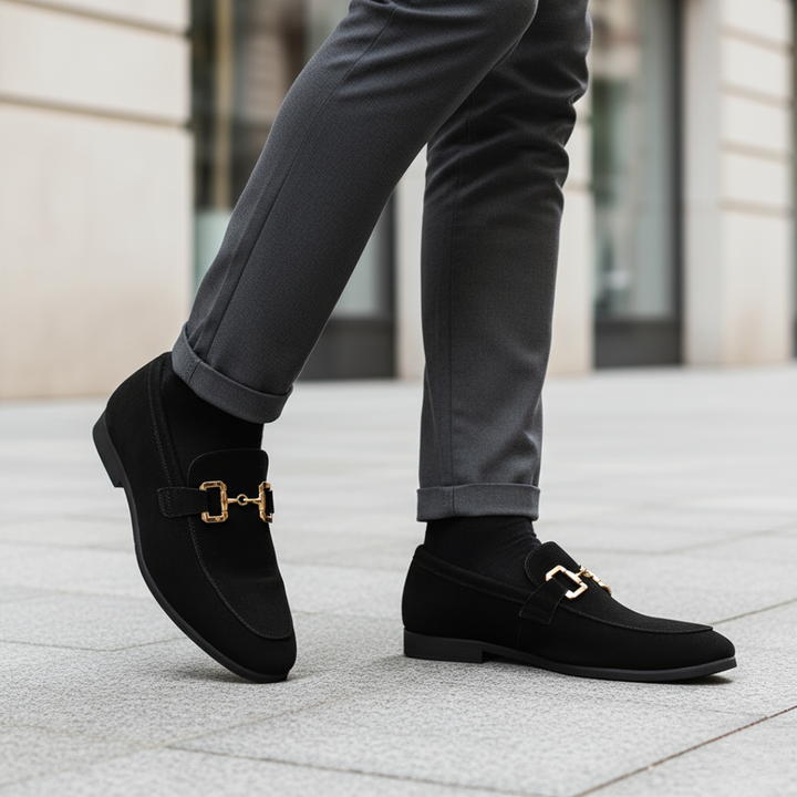 Scarpe slip-on uomo eleganti con dettagli dorati, perfette per comfort quotidiano e look moderno senza lacci.