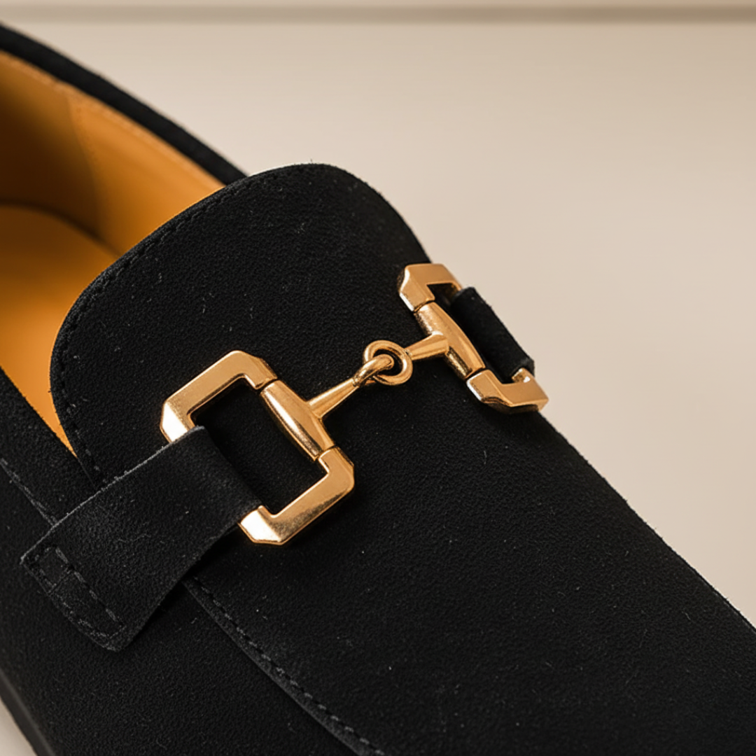 Scarpe uomo senza lacci, slip-on con finiture dorate, per un look elegante e massimo comfort quotidiano.