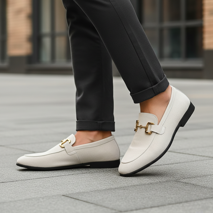 Scarpe slip-on uomo eleganti con dettagli dorati, ideali per la moda uomo moderna e il comfort casual.