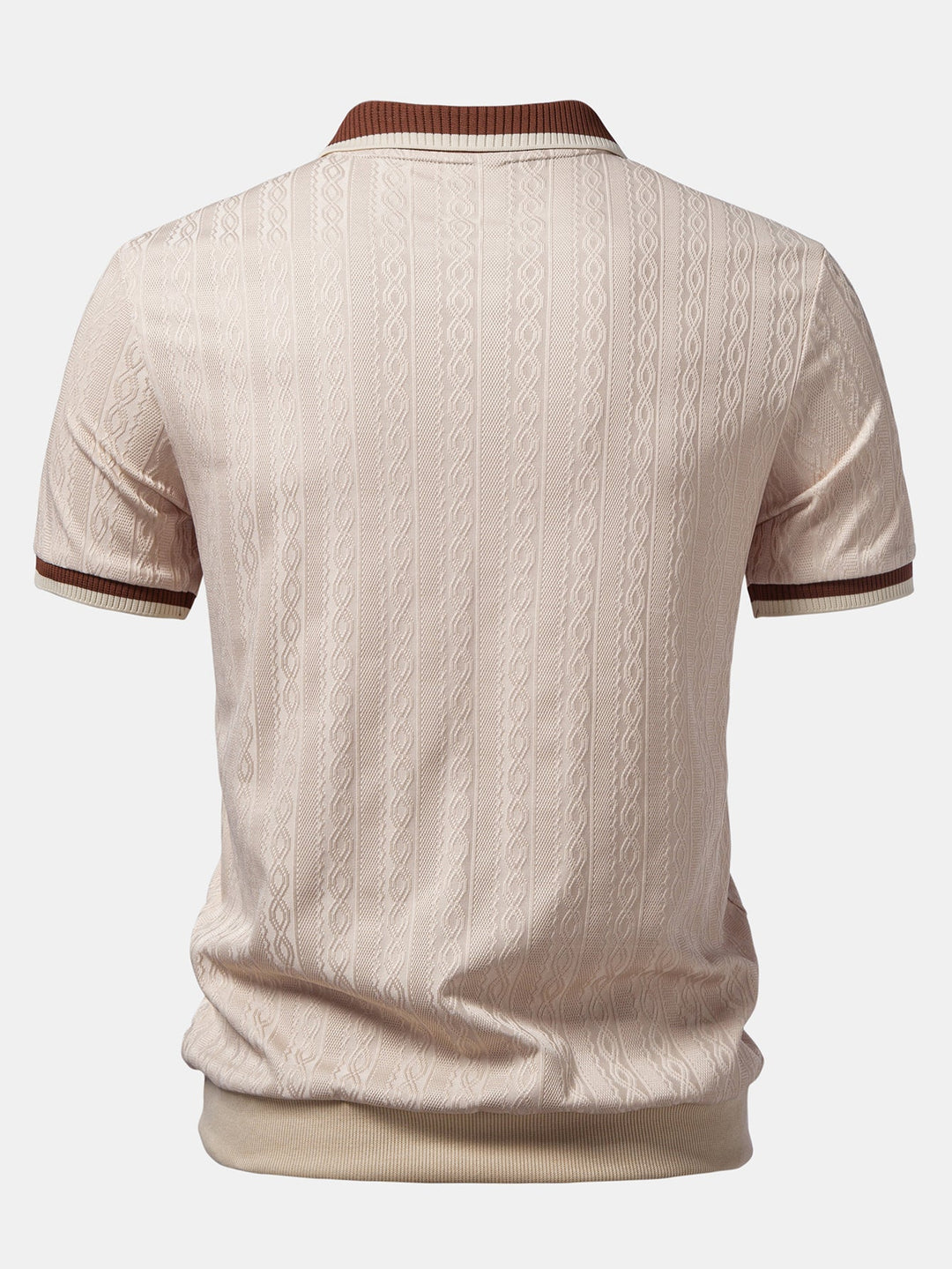 Outfit uomo casual-elegante: set polo e pantaloni dritti, maniche corte, ideale per l'estate.