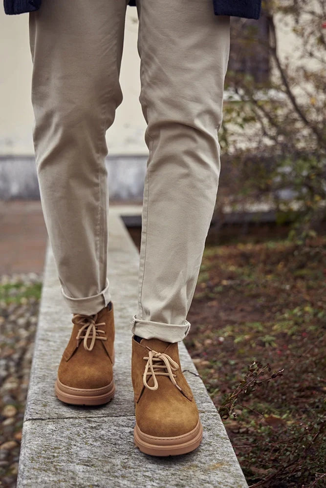 Dettaglio lacci e cuciture delle polacchine uomo rialzate 7 cm cammello. Scarpe comode e dal look casual.