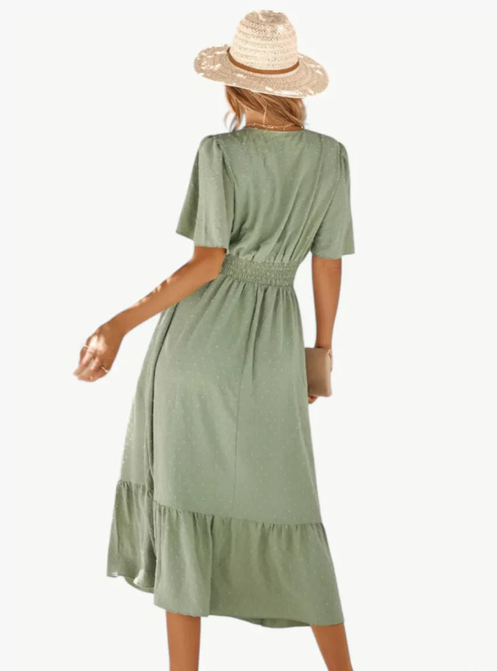 Moda estiva: abito midi donna con scollo a V, vestito fluido per un look comodo e di tendenza.