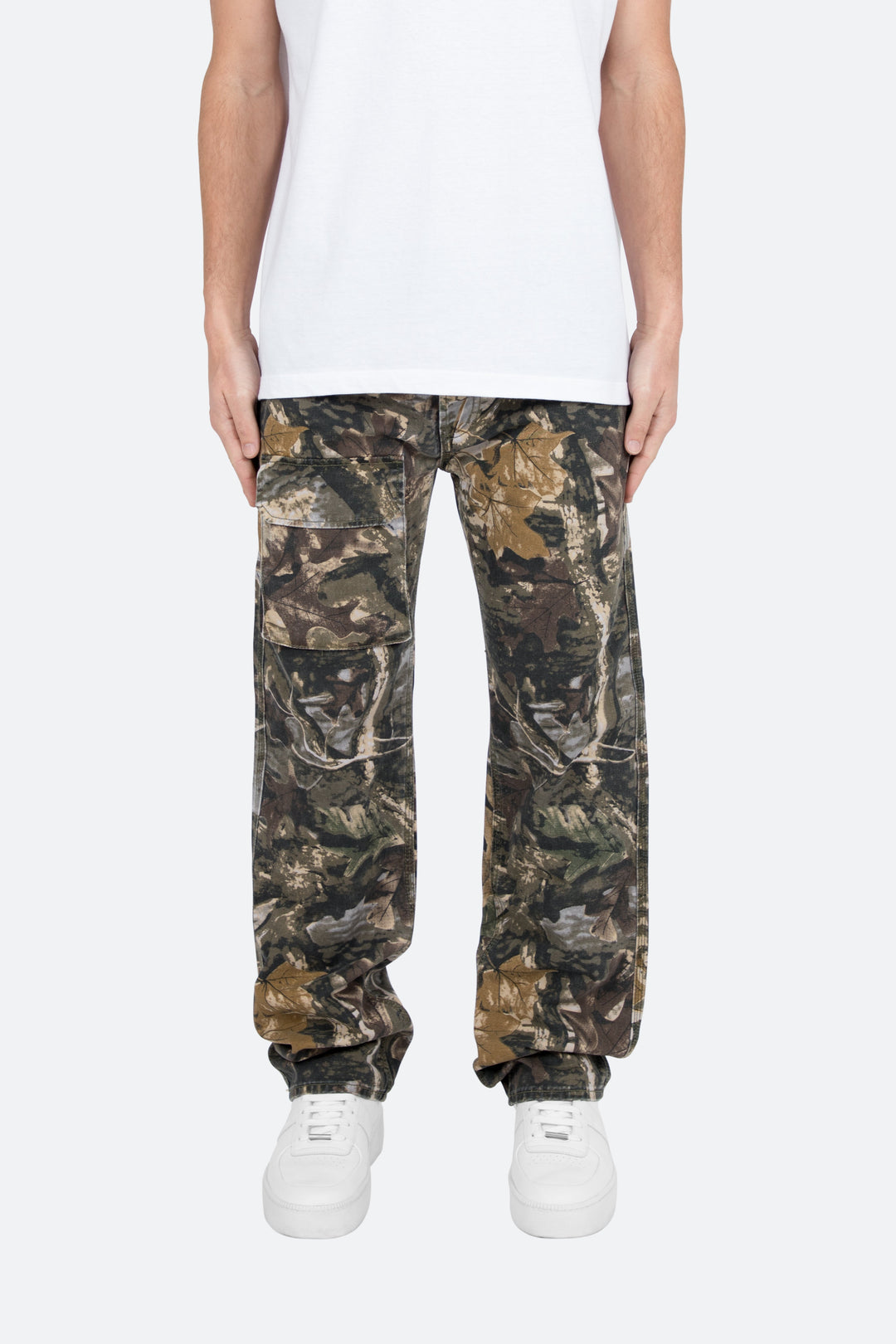 Jeans mimetici uomo a vestibilità ampia e lunghezza estesa. Pantaloni baggy casual, tinta oliva scuro.