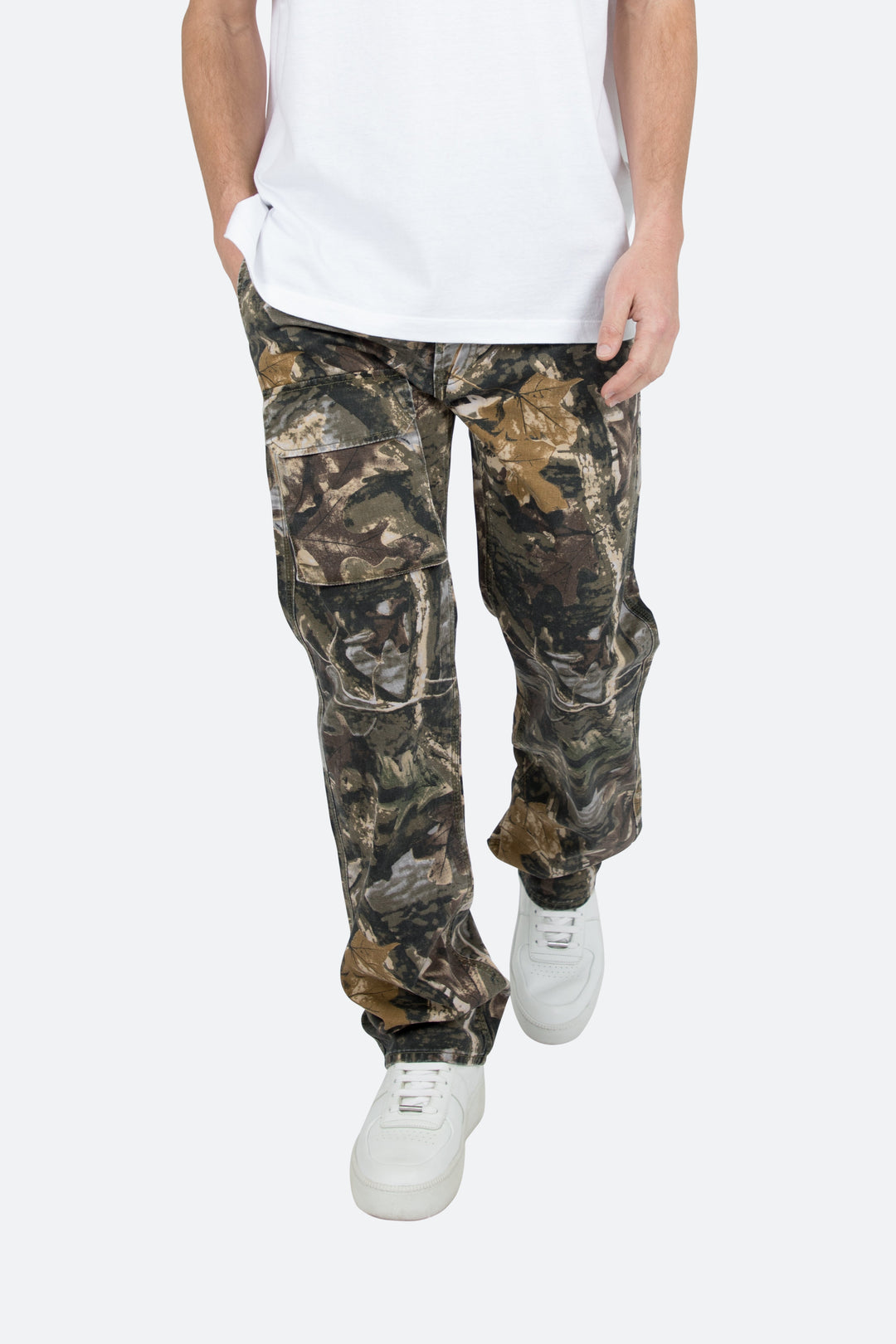 Jeans uomo baggy mimetici con stampa camouflage, vestibilità ampia. Perfetti per un look casual e comodo.