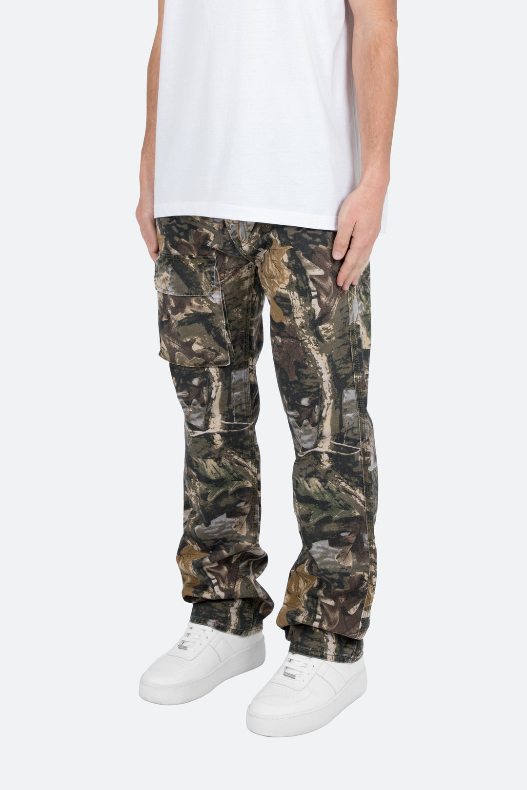 Moda uomo: Jeans baggy mimetici, pantaloni stile cargo in denim. Vestibilità ampia per un comfort casual.